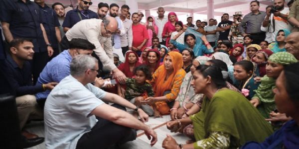 मुख्यमंत्री ने गोलाबारी से विस्थापित हुए लोगों के आश्रय शिविरों का किया दौरा