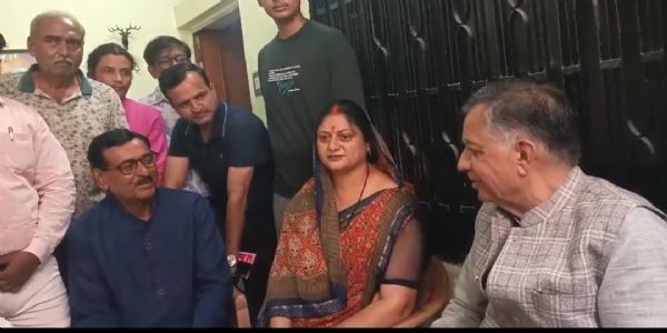 जैसलमेर में तैनात नायब सूबेदार के परिजनों से मुलाकात करने पहुंचे सतीश महाना