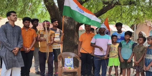 रवींद्र जयंती पर आदिवासी समुदाय ने धनुष-बाण के साथ जताया देश की रक्षा के लिए लड़ने का संकल्प