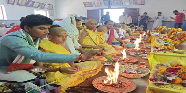 वेदारम्भ से पहले नरोत्तमानंद गिरि वेद विद्यालय में छात्रों का हुआ उपनयन संस्कार