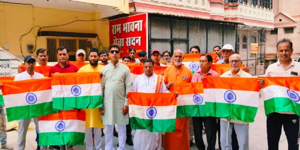 व्यापारियों ने तिरंगा यात्रा निकाल कर जताया सेना का आभार