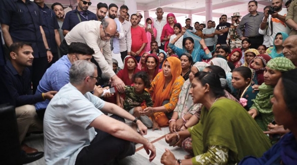 मुख्यमंत्री ने गोलाबारी से विस्थापित हुए लोगों के आश्रय शिविरों का किया दौरा