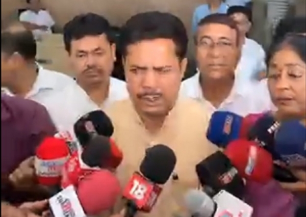 पत्रकारों से बातचीत करते हुए असम प्रदेश कांग्रेस अध्यक्ष भूपेन बोरा।