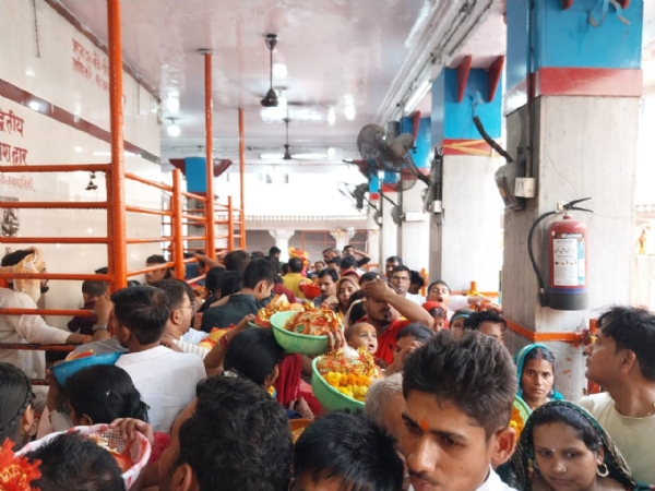 विंध्यधाम में भक्तों की भीड़।
