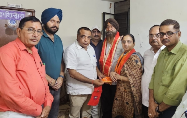 दक्षिण जिलाध्यक्ष भाजपा सैनिको के परिजनों से मिलते हुए
