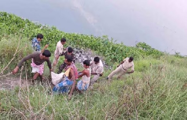युवक का शव बरामद करते लोग युवक का शव बरामद करते लोग