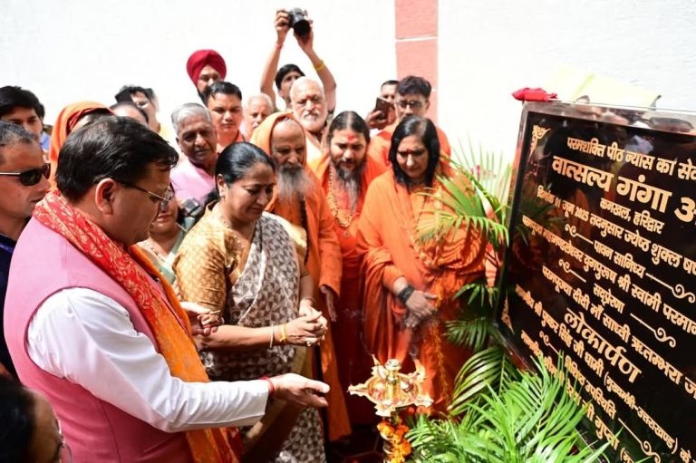दिल्ली व उत्तराखंड के मुख्यमंत्री लोकार्पण करते हुए