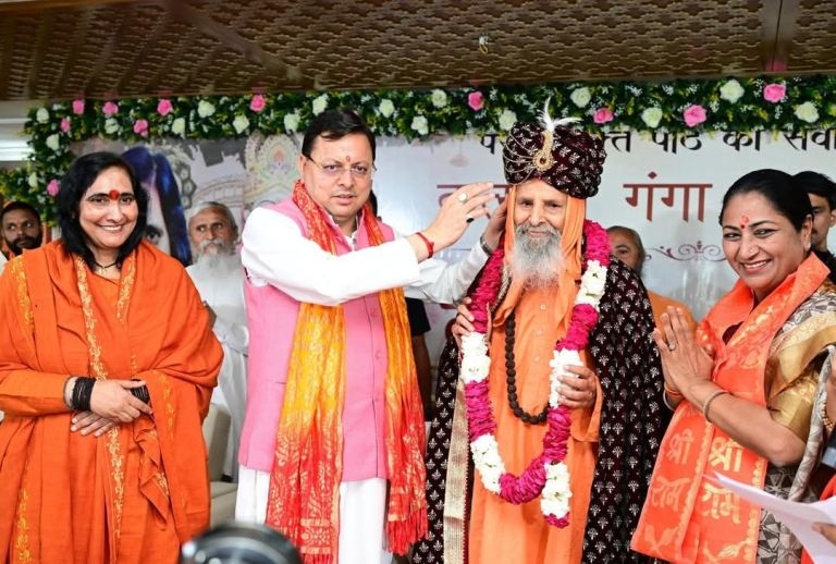 ऋतंभरा के गुरु स्वामी परमानंद को पगड़ी पहनते हुए