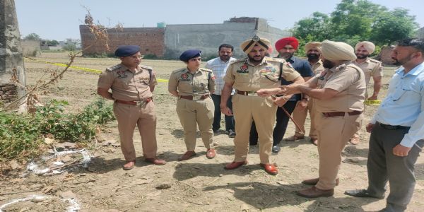अमृतसर पुलिस आयुक्त घटनास्थल का दाैरा करते हुए