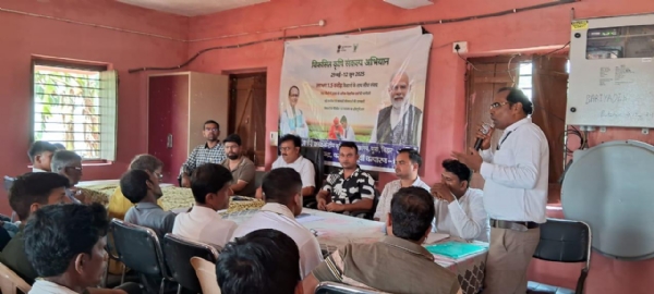 किसानो को जानकारी देते कृषि वैज्ञानिक
