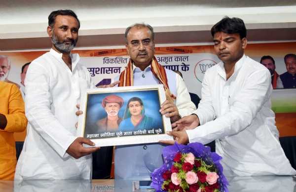 भाजपा कार्यालय में मालाकार समाज के बैठक का उद्घाटन करते मंत्री मंगल पांडे