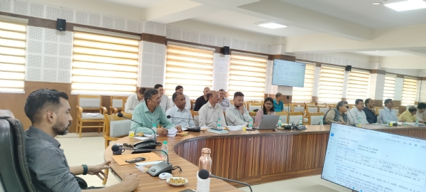पौड़ी में उद्योग मित्र की बैठक लेते जिलाधिकारी