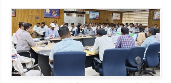 समीक्षा में शामिल अधिकारी