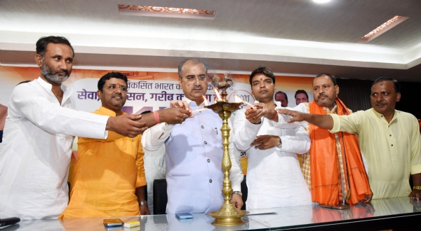 भाजपा कार्यालय में मालाकार समाज के बैठक का उद्घाटन करते मंत्री मंगल पांडे