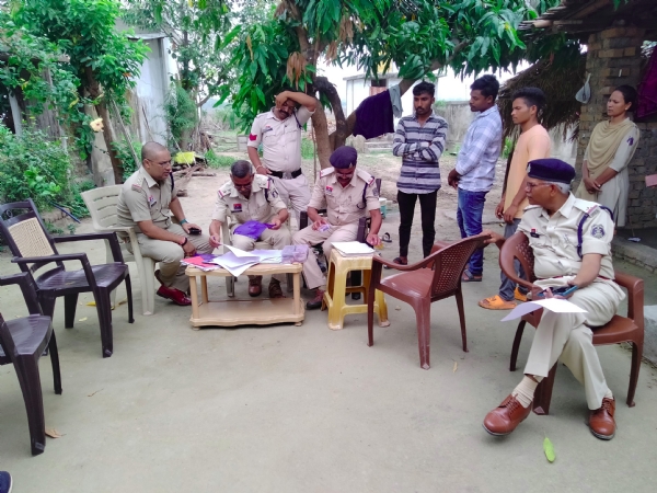 घटना स्थल पर पहुंचकर जांच करती पुलिस टीम।