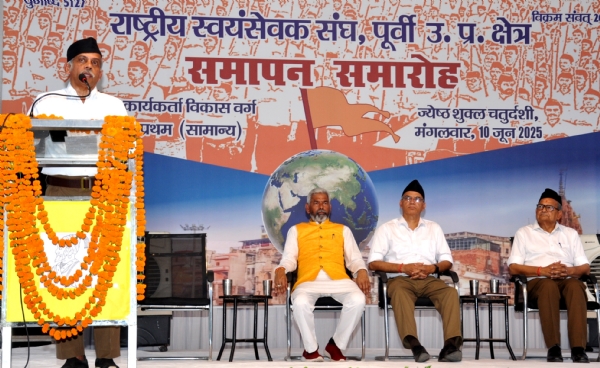 कानपुर में राष्ट्रीय स्वयंसेवक संघ पूर्वी उत्तर प्रदेश क्षेत्र के कार्यकर्ता विकास वर्ग प्रथम सामान्य के समापन कार्यक्रम में मंच से बोलते हुए मुख्य वक्ता जे नंद कुमार का छायाचित्र
