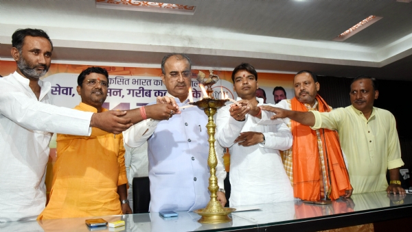 भाजपा कार्यालय में मालाकार समाज के बैठक का उद्घाटन करते मंत्री मंगल पांडे