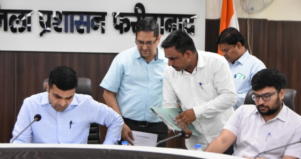 मीटिंग लेते डीसी विक्रम सिंह