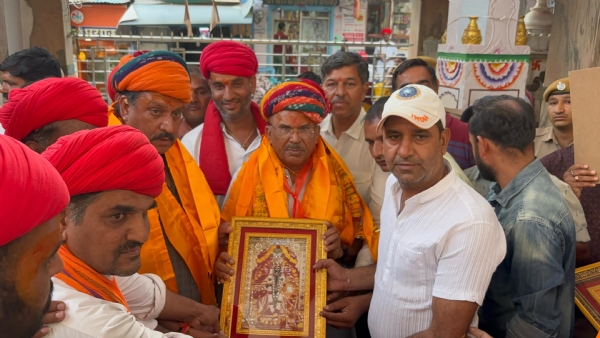 मंदिर ट्रस्ट के पदाधिकारियों ने अध्यक्ष का पारंपरिक रूप से स्वागत किया।