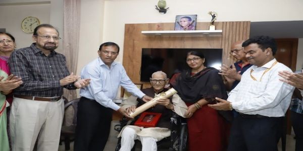 केन्द्रीय गृह मंत्रालय के महानिदेशक सतपाल चौहान वरिष्ठ साहित्यकार रामदरश मिश्र को राष्ट्रपति की ओर से पद्मश्री पुरस्कार प्रदान करते हुए