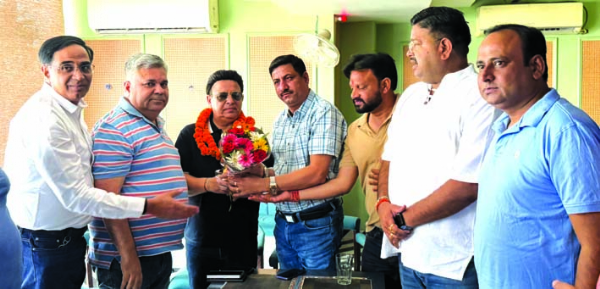नवनियुक्त चेयरमैन का स्वागत करते हुए