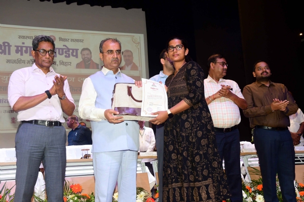 स्वास्थ्य विभाग के नियुक्ति पत्र वितरित करते स्वास्थ्य मंत्री मंगल पांडेय