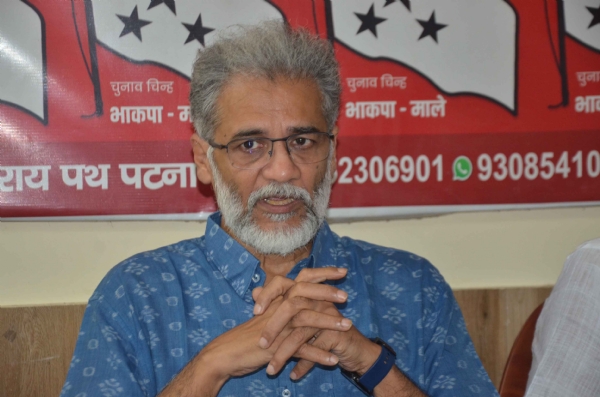 भाकपा-माले के राष्ट्रीय सचिव दीपंकर भट्टाचार्य संवाददाता सम्मेलन को संबोधित करते हुए।