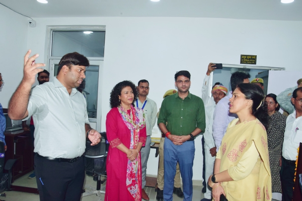 डीएम वार रूम के बारे में जानकारी करती कमिश्नर डॉ रौशन जैकब
