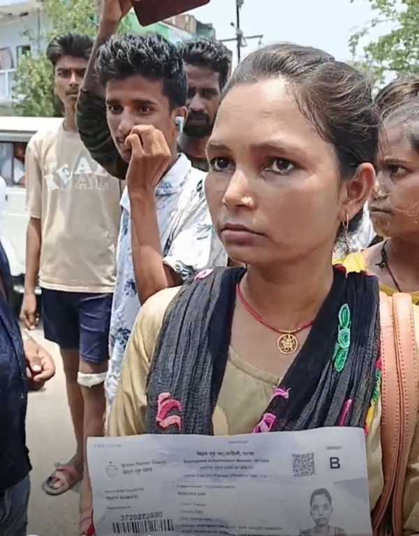 सड़क जाम करते महिला अभ्यथी