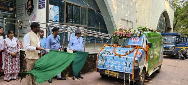 जागरूकता वाहन रवाना करते उपायुक्‍त