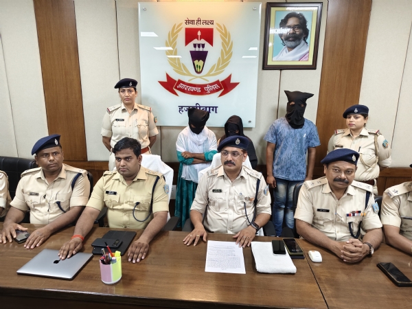 पत्रकारों को जानकारी देते एसपी व अन्य।