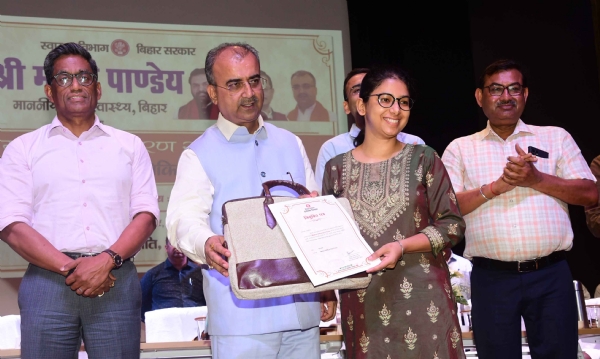 स्वास्थ्य विभाग के नियुक्ति पत्र वितरित करते स्वास्थ्य मंत्री मंगल पांडेय