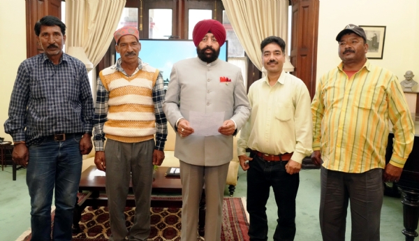 बोट एसोसिएशन के पदाधिकारियों से मिलते राज्यपाल।