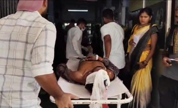 खड़े ट्रक से ओमनी वैन टकराईं, दो की मौत 8 गंभीर