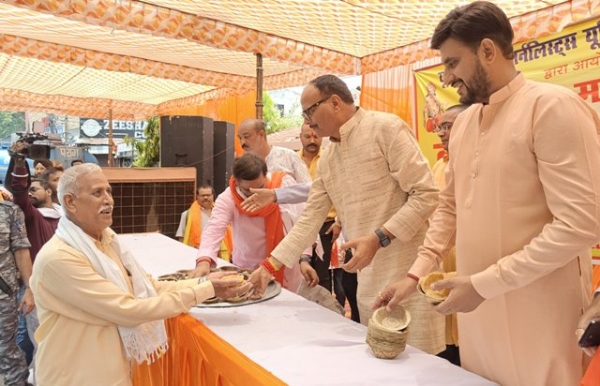 यूपी प्रेस क्लब पर प्रसाद बांटते उपमुख्यमंत्री ब्रजेश पाठक, साथ में नीरज सिंह दांये (फोटो)