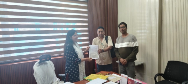 पौड़ी में डीडीओ को ज्ञापन देते मनरेगा कर्मचारी