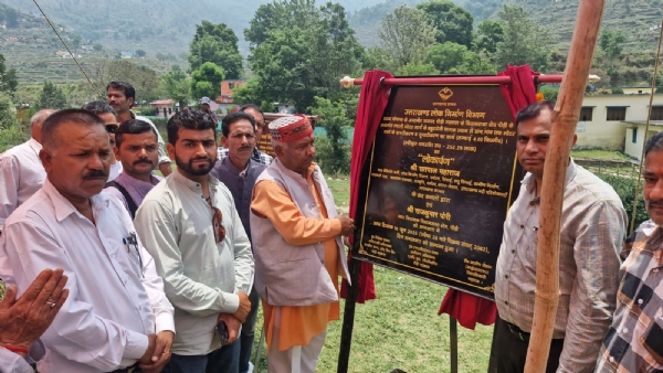 सड़क निर्माण का लोकार्पण करते विधायक राजकुमार पोरी