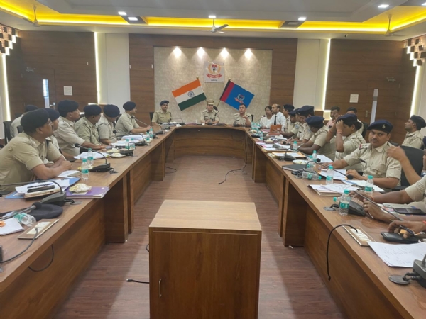 क्राइम मीटिंग में मौजूद अधिकारी