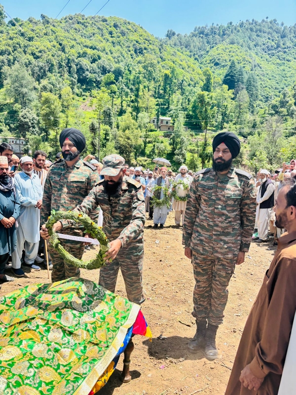 पुंछ के सुरनकोट में पूर्व सैनिक को भारतीय सेना ने दी श्रद्धांजलि, सैन्य सम्मान के साथ अंतिम विदाई