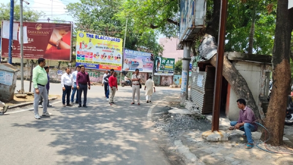 होर्डिंग हटाने के दौरान नगर निगम प्रशासनगण