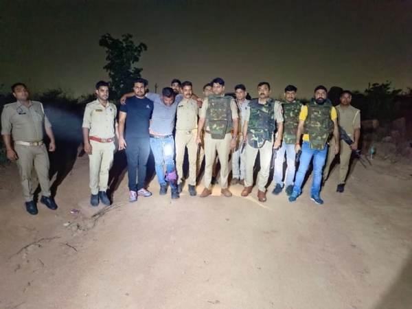 घायल गैंग लीडर को उपचार के लिए ले जाते पुलिस कर्मी