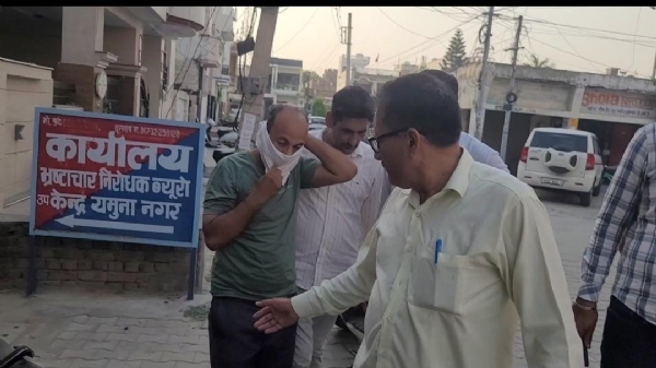 पटवारी को गिरफ्तार कर ले जाती हुई टीम