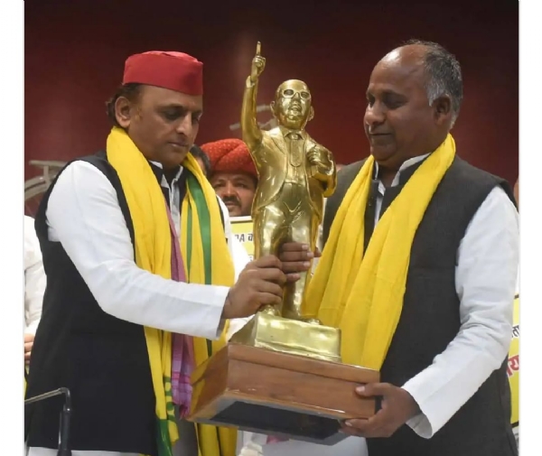 सपा में शामिल होने के बाद अखिलेश यादव को बाबा साहब भीम राव अम्बेडकर की प्रतिमा भेंट करते हुए