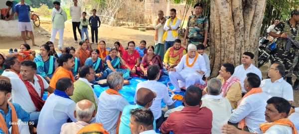 चौपाल लगाकर समस्या सुनते सांसद वीडी राम
