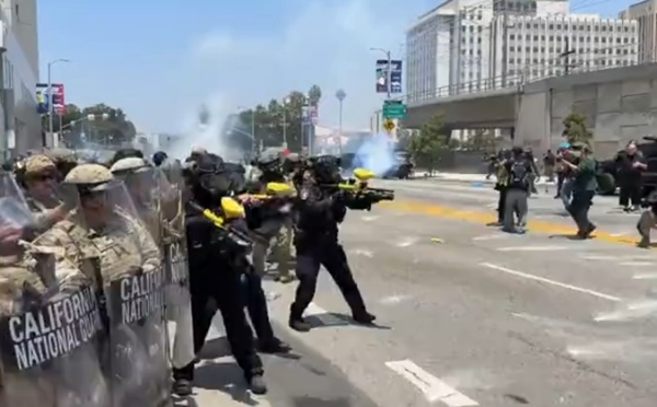 वीए आउटपेशेंट क्लिनिक के पास प्रदर्शनकारियों और पुलिस के बीच झड़प हुई। वीए आउटपेशेंट क्लिनिक के पास प्रदर्शनकारियों और पुलिस के बीच झड़प हुई।