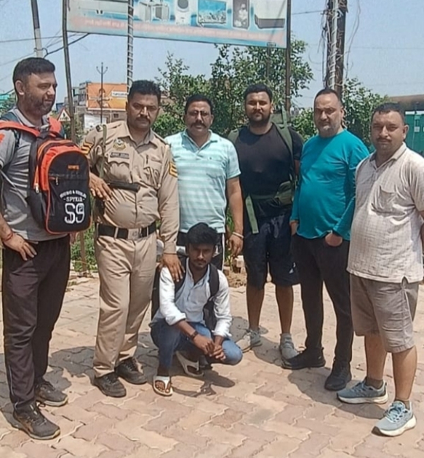 पुलिस टीम के साथ पकड़ा गया आरोपित।