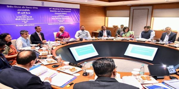 मुंबई में आयोजित एफएसडीसी की 29वीं बैठक की अध्यक्षता करते सीतारमण और अन्‍य