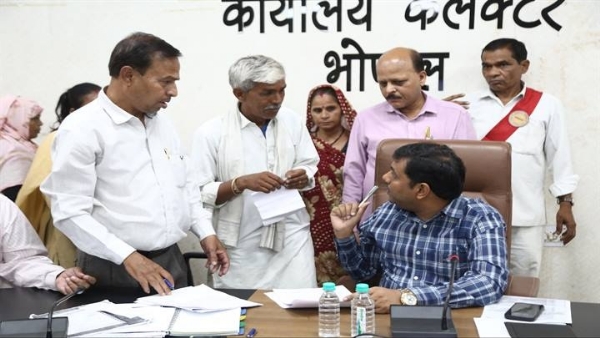 भोपाल में जनसुनवाई में कलेक्टर ने सुनी आवेदकों की समस्याएं