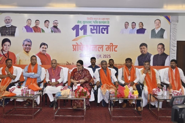 कार्यक्रम में पूर्व केंद्रीय मंत्री कार्यक्रम में पूर्व केंद्रीय मंत्री