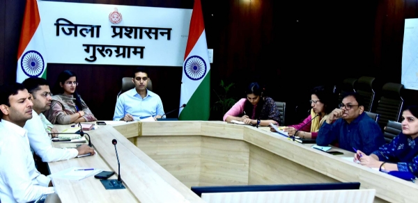 गुरुग्राम में अधिकारियों के साथ बैठक करते डीसी अजय कुमार।